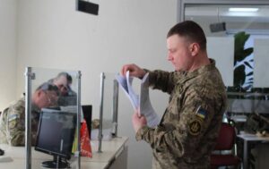 Воєнний стан і мобілізацію в Україні офіційно продовжили: до якої дати діятимуть обмеження