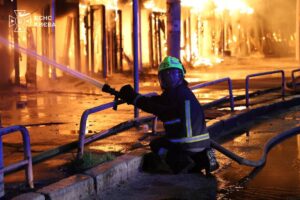 Нічна балістична атака на Київ: унаслідок влучань і падіння уламків є пожежі та постраждалі