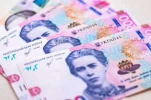 На картку українцям можуть надійти додаткові 3 100 рн: Ось кого стосується виплата