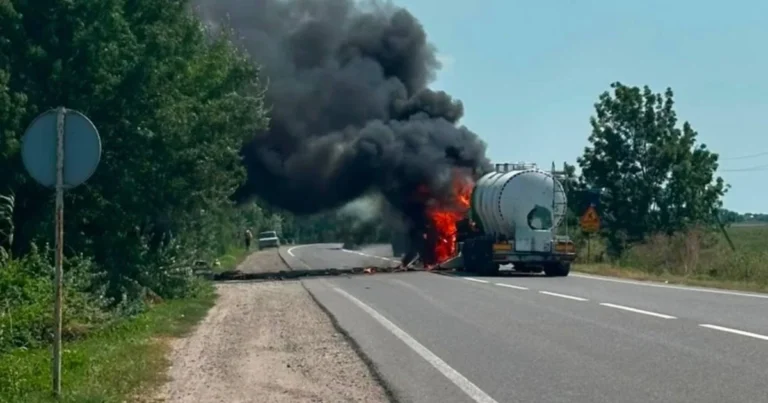 Росія посеред дня атакувала вантажівку на Одещині: двоє людей загинули