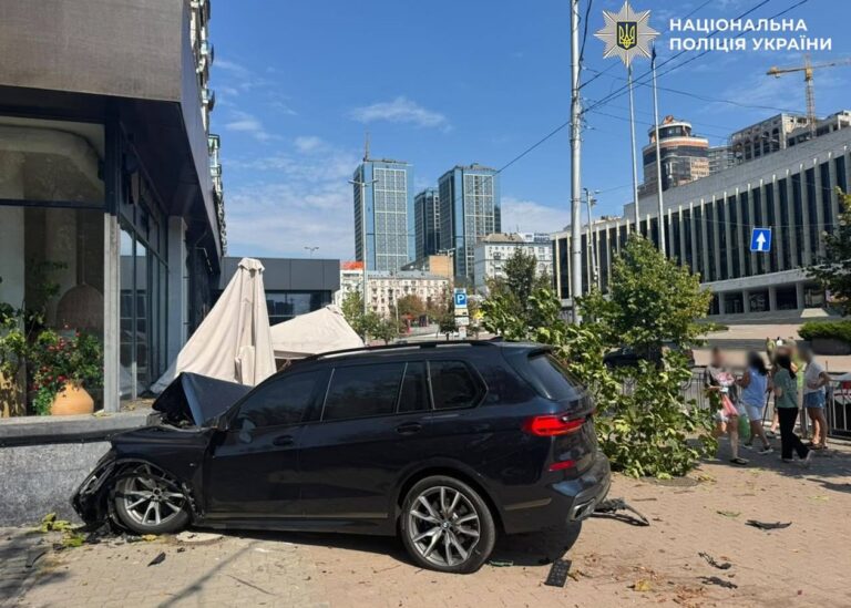 З’явилося відео ДТП, де авто вилетіло на терасу