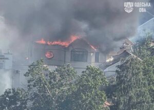 Росіяни вдарили по Одещині, палає будинок