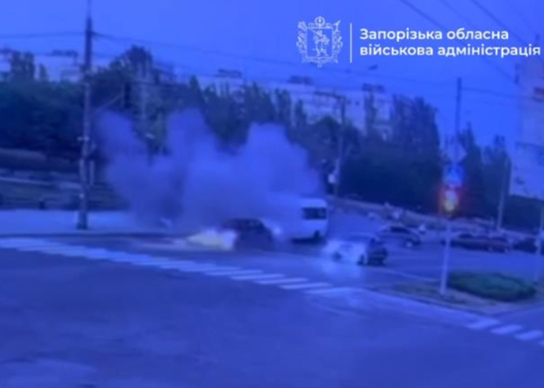 Дрон РФ вдарив по маршрутці у Запоріжжі, троє поранених