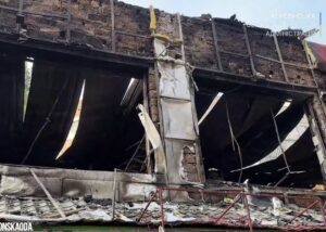 Росія вдарила по центру Херсона: згоріли крамниці