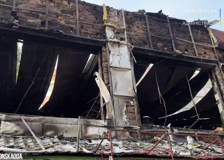 Росія вдарила по центру Херсона: згоріли крамниці