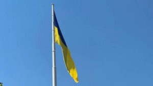 Мішень для російських дронів: у Краматорську попри постійні атаки відновили найбільший прапор Донеччини