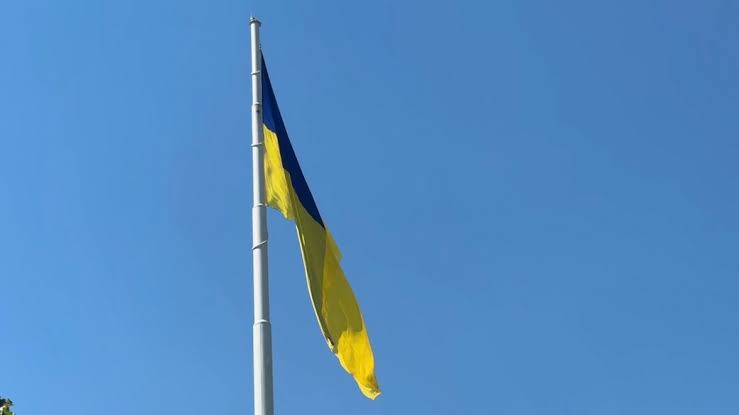 Мішень для російських дронів: у Краматорську попри постійні атаки відновили найбільший прапор Донеччини