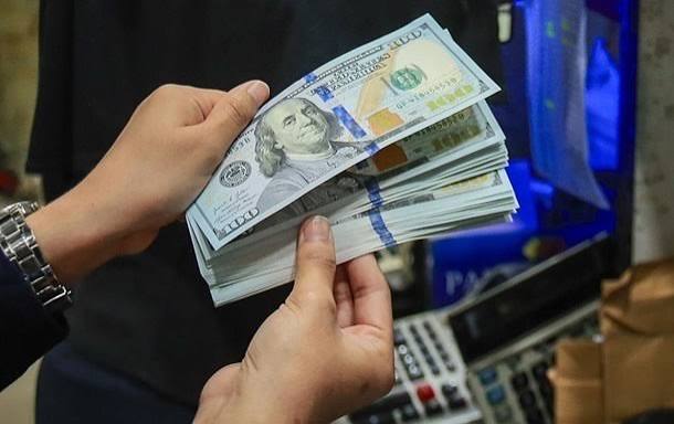 Долар подешевшав після стрибка: скільки сьогодні коштує валюта в банках та обмінниках