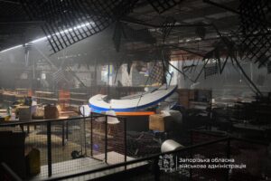 Росія вдруге за три дні вдарила по «Епіцентру» в Запоріжжі: ТЦ знову охопила пожежа