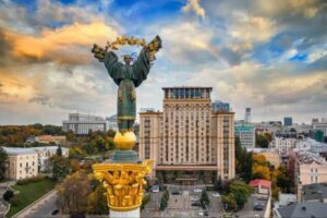 Київ готується до тривалих відключень: У столиці створюють запаси води та продуктів
