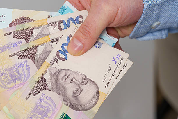 Українцям нагадали про ліміти на зняття готівки: Скільки можна отримати з картки