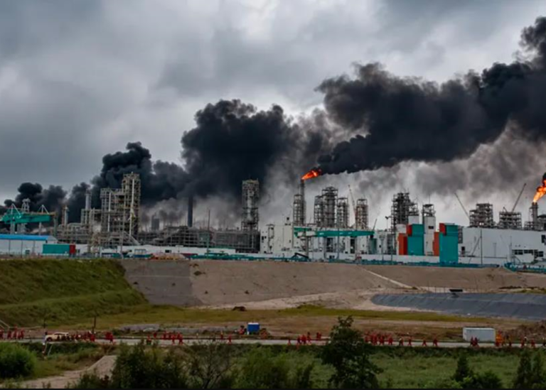 Пожежа на газохімічному гіганті РФ: є загиблі, понад 130 людей поранені