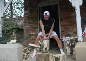 Замість м'яча – сокира: Голанд здивував своїм хобі
