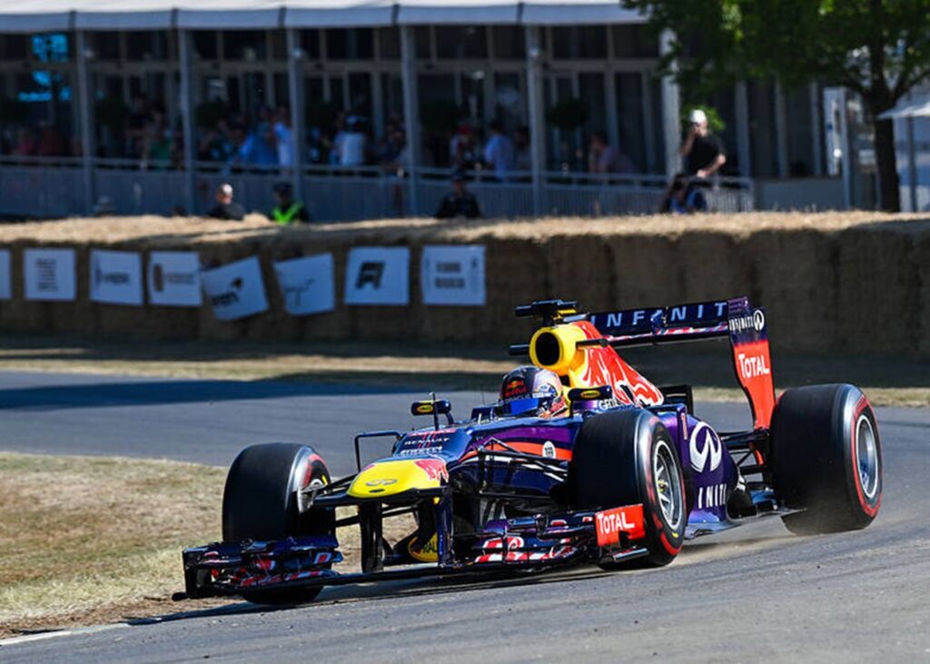 Чемпіонський болід Red Bull перетворився на поїзд