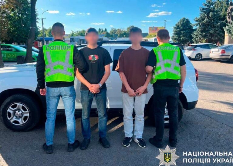 У Києві чоловік з сином через ревнощі спалив авто нового обранця колишньої
