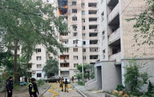 Терор у серці столиці: російський безпілотник протаранив житлову багатоповерхівку на столичному Печерську