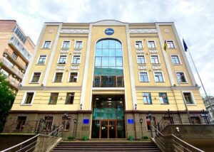 У Києві атаковано будівлю Вищої ради правосуддя