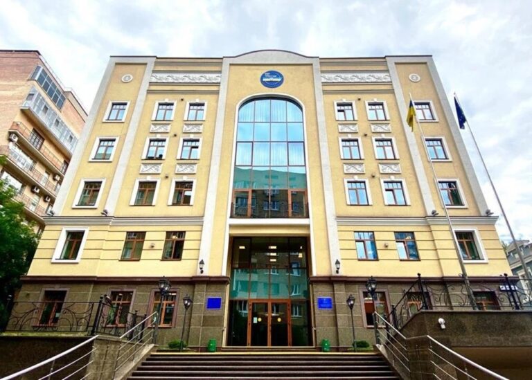 У Києві атаковано будівлю Вищої ради правосуддя
