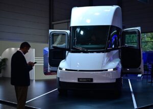 Tesla запустила серійне виробництво електровантажівки Semi