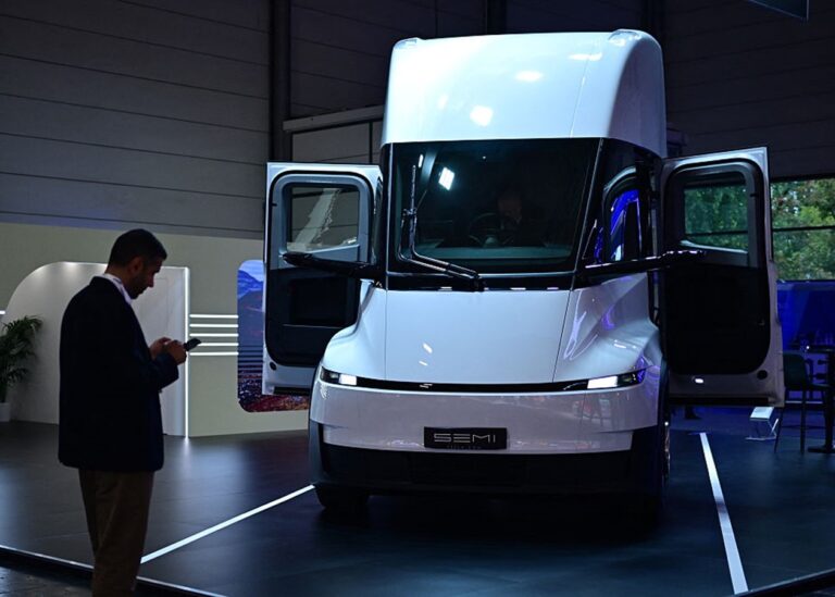 Tesla запустила серійне виробництво електровантажівки Semi