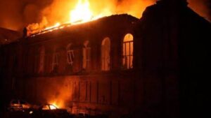 Вогняне пекло у Запоріжжі: російські окупанти завдали масованого удару по торговельному центру та багатоповерхівках