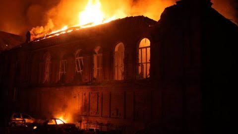 Вогняне пекло у Запоріжжі: російські окупанти завдали масованого удару по торговельному центру та багатоповерхівках