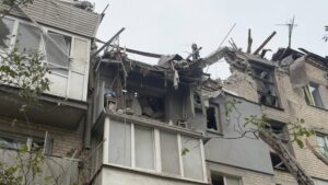 Росія скинула вісім авіабомб на Херсон: загинув водій швидкої, серед поранених — немовля