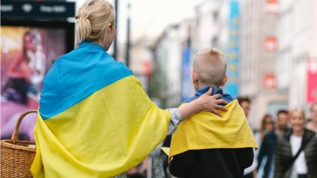 Країна ЄС змінить правила виплат українським біженцям: Ось що буде з грошима на дітей