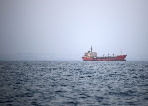 Танкер із 750 тис. барелів нафти підірвався на міні в Ормузі