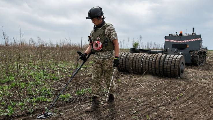 Безпека понад усе: Україна призупиняє планування нових заходів гуманітарного розмінування у 50-кілометровій прифронтовій зоні