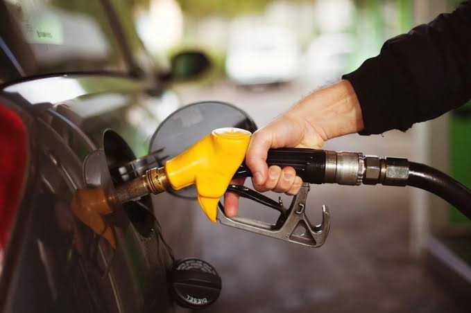 Автогаз уже понад 52 гривні, дизель перевалив за 100: де українцям заправитися дешевше